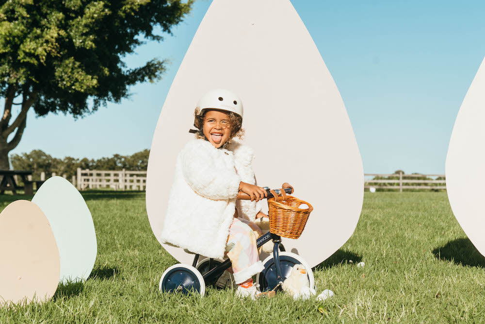 Banwood Cream Navy Blue trīsritenis ar pītu groziņu, zils 