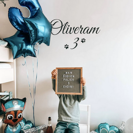 Dzimšanas dienas sienas uzlīme ar bērna vārdu un ciparu