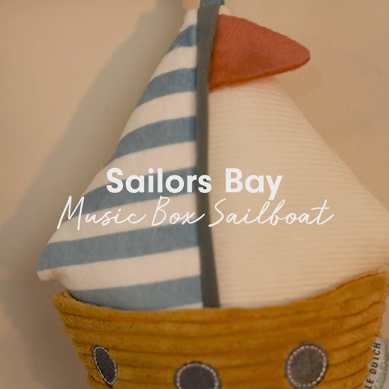 Video-Little Dutch Sailors Bay Sailboat music box, muzikālā rotaļlieta, 8605