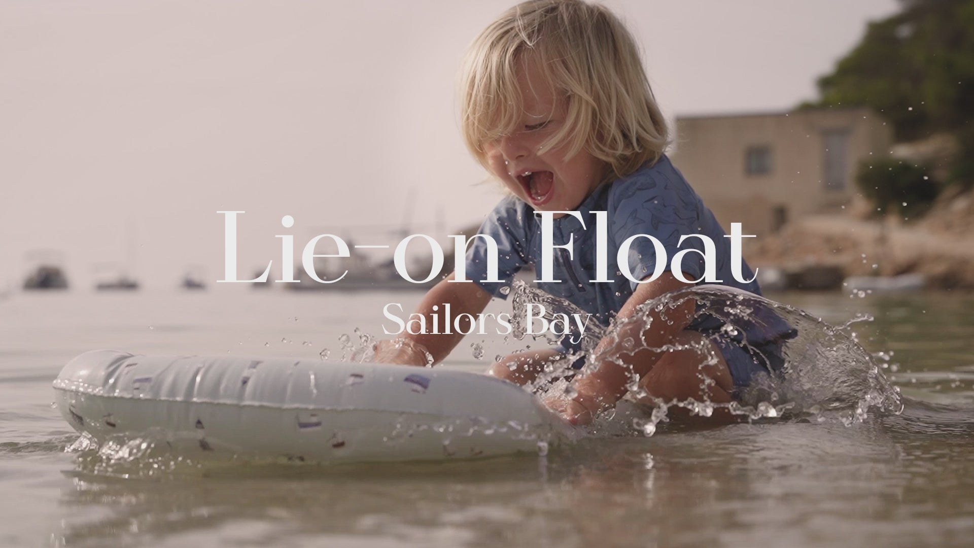 Video - Pludmales rotaļlieta - Peldēšanas pūslis Lie on Float, Sailors Bay, Little Dutch, Blue