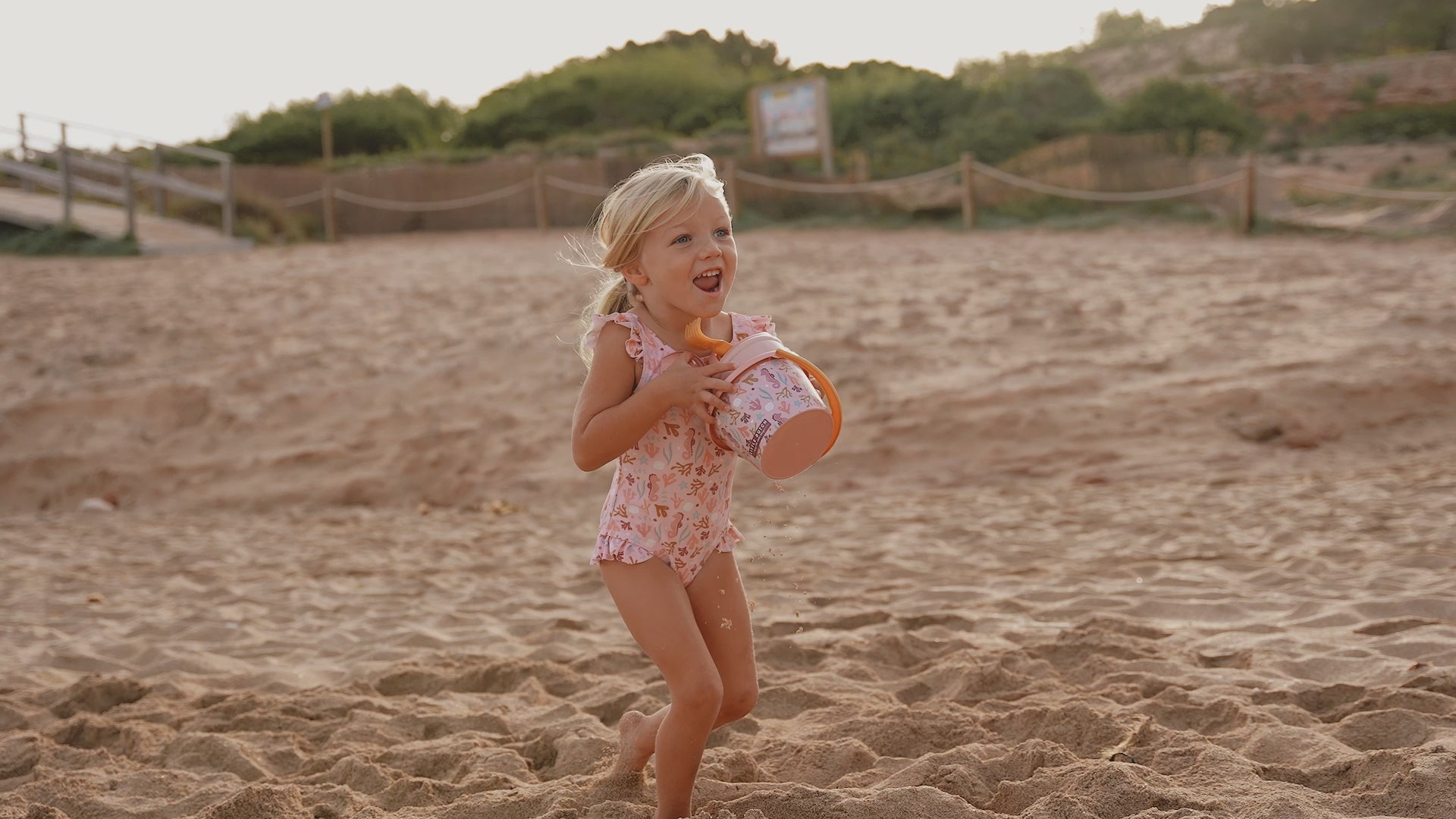 Video - Pludmales rotaļlietu komplekts Ocean Dreams Pink, Beach Set, Little Dutch, LD2012313