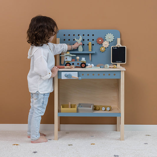 Zēns spēlējas ar bērnu darba rīku galdu ar instrumentiem Little Dutch 7079 Children's Workbench