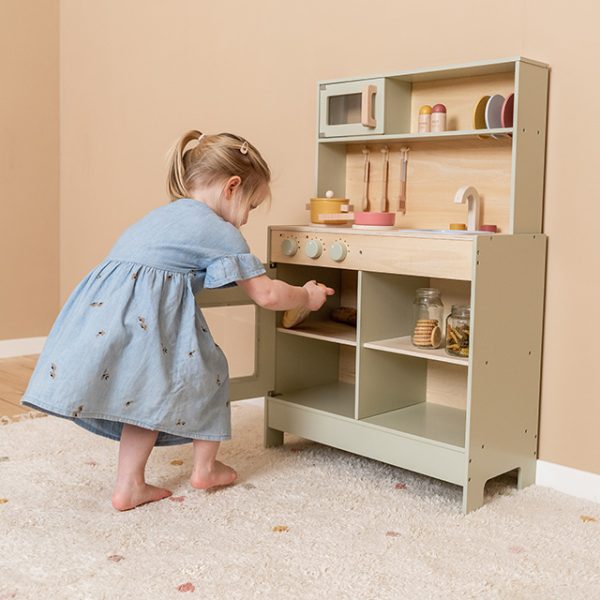 Meitene rotaļājas bērnu rotaļu koka virtuvē, Mint, Little Dutch, Toy kitchen, 7088