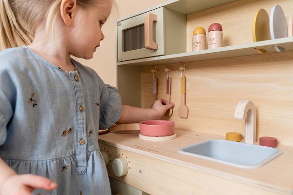 Meitene rotaļājas bērnu rotaļu koka virtuvē, Mint, Little Dutch, Toy kitchen, 7088