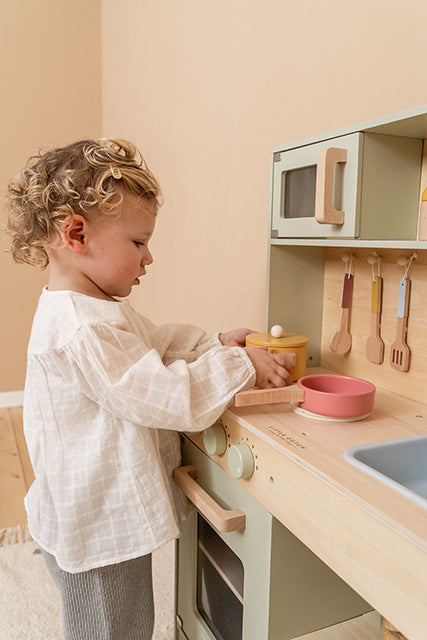 Zēns rotaļājas bērnu rotaļu koka virtuvē, Mint, Little Dutch, Toy kitchen, 7088