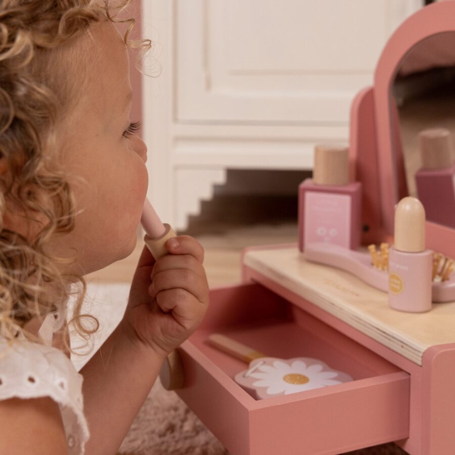 Meitene krāso lūpas - Bērnu, koka kosmētikas galdiņš, Little Dutch Vanity Table, 7062