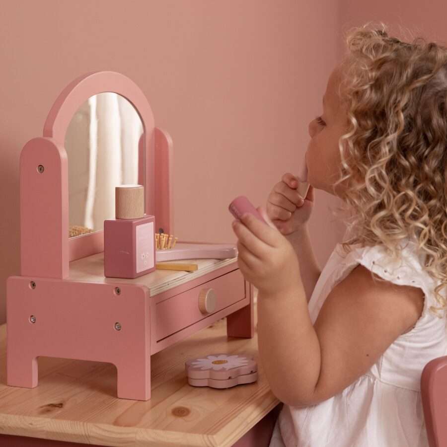 Meitene krāso lūpas - Bērnu, koka kosmētikas galdiņš, Little Dutch Vanity Table, 7062