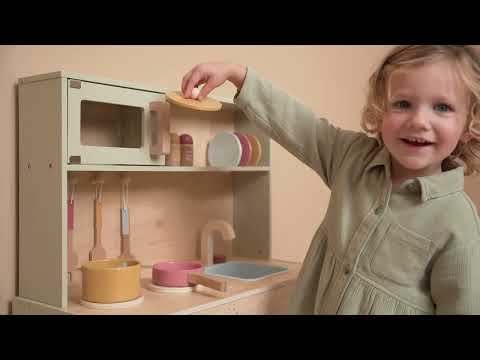 Video kā meitene rotaļājas bērnu rotaļu koka virtuvē, Mint, Little Dutch, Toy kitchen, 7088